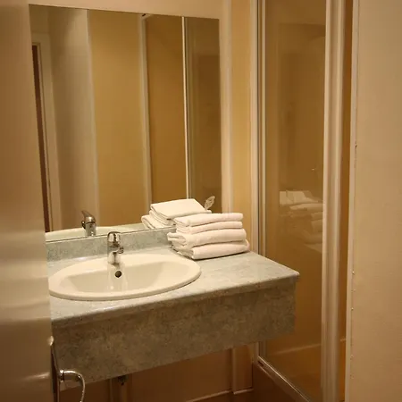 Hotel Logis L'ange Couronne 2*