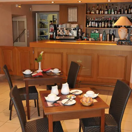 Logis L'ange Couronne Hotell