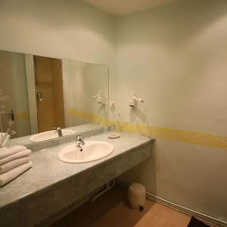 Hotel Logis L'ange Couronne 2*